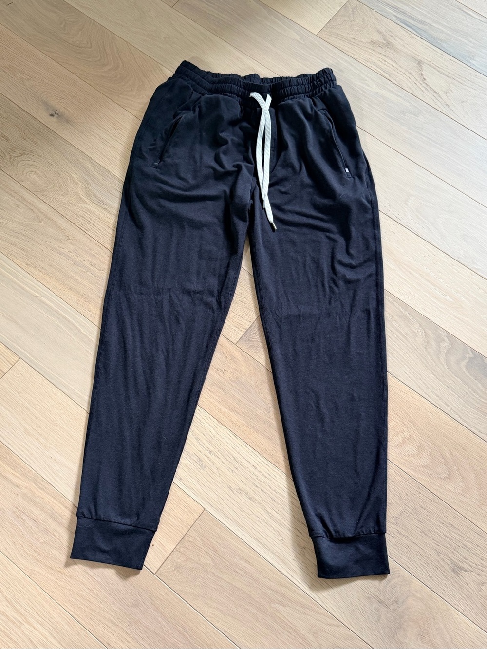 Vuori Navy Jogger with White Drawstring size Medium